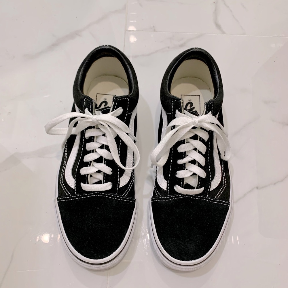 Women’s Vans “Old Skool” Sneakers